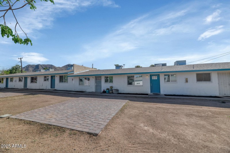 715 W Cinnabar Ave-large-016-030-715 W C