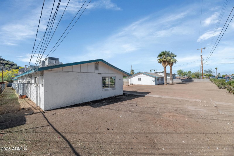 715 W Cinnabar Ave-large-017-024-715 W C