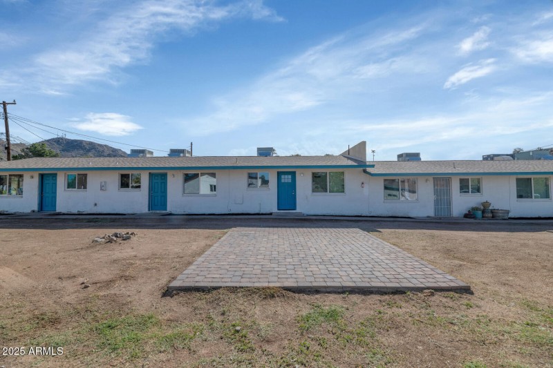 715 W Cinnabar Ave-large-018-029-715 W C
