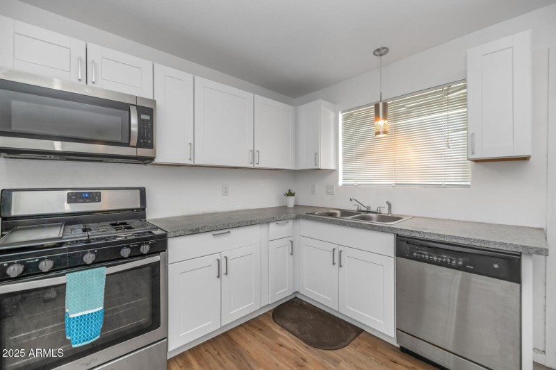 715 W Cinnabar Ave-large-024-035-715 W C