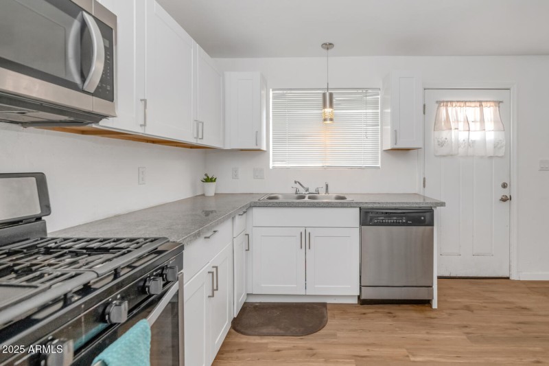 715 W Cinnabar Ave-large-025-031-715 W C