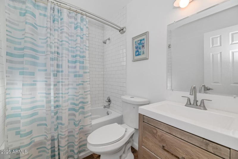 715 W Cinnabar Ave-large-027-025-715 W C