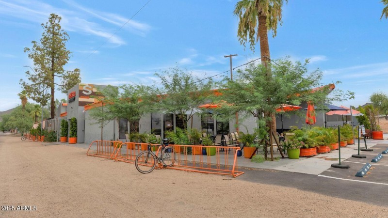 715 W Cinnabar Ave-large-032-018-715 W C