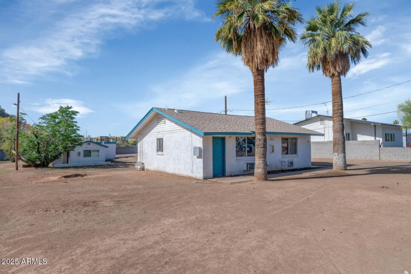 721 W Cinnabar Ave-large-012-020-721 W C