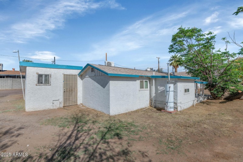 721 W Cinnabar Ave-large-016-025-721 W C