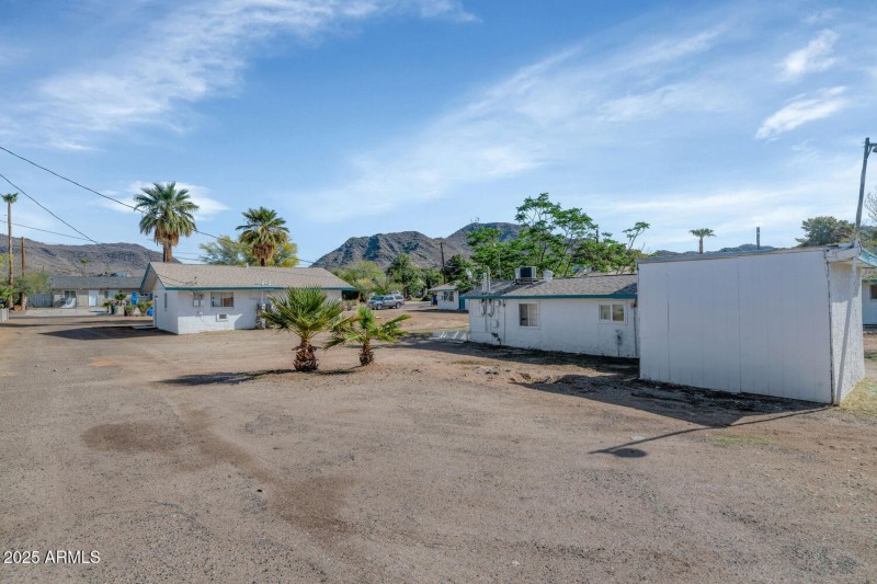 721 W Cinnabar Ave-large-017-019-721 W C