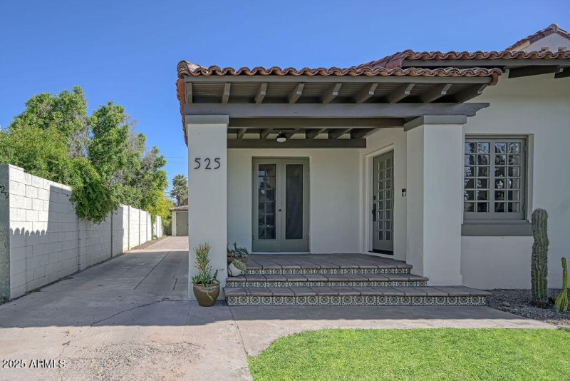 525 Entry Patio