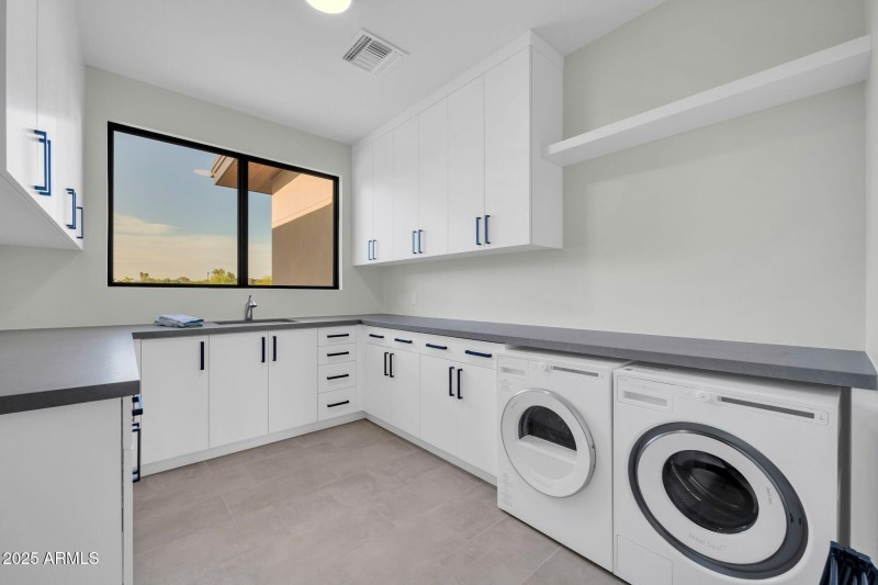 Spacious laundry Room
