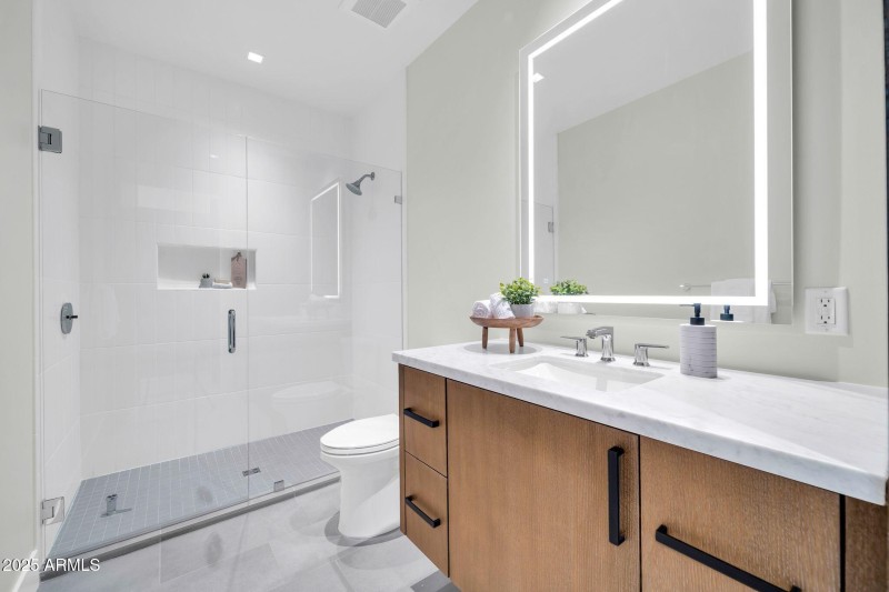 En-suite bath with walk-in shower