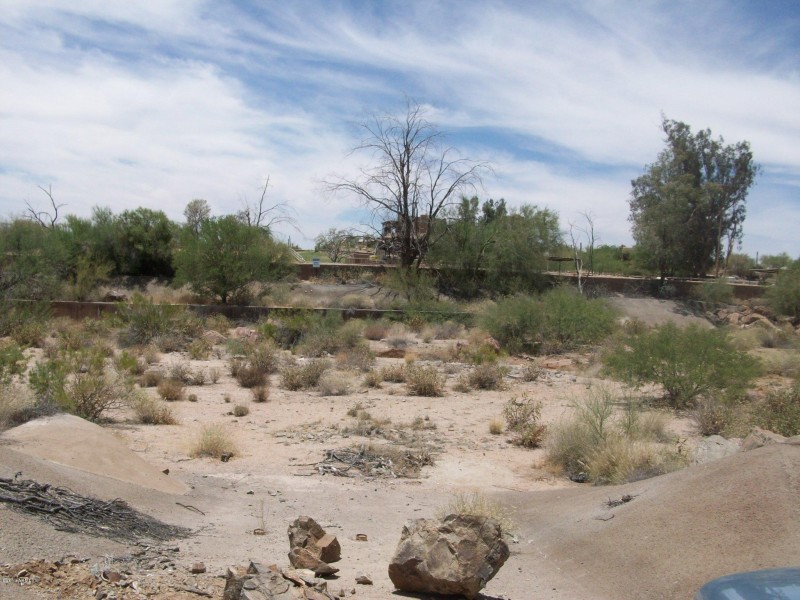 From Pinnacle Peak Rd across wash