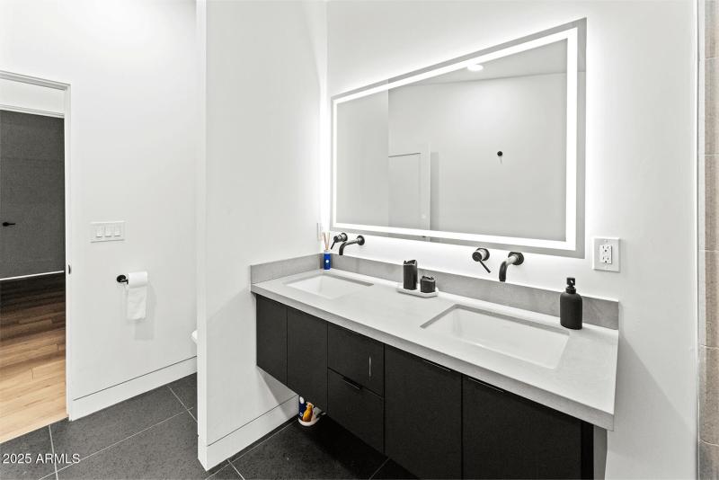 Untitled-1_0039_akb04695_0029_akb04721