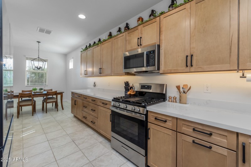 10)KITCHEN