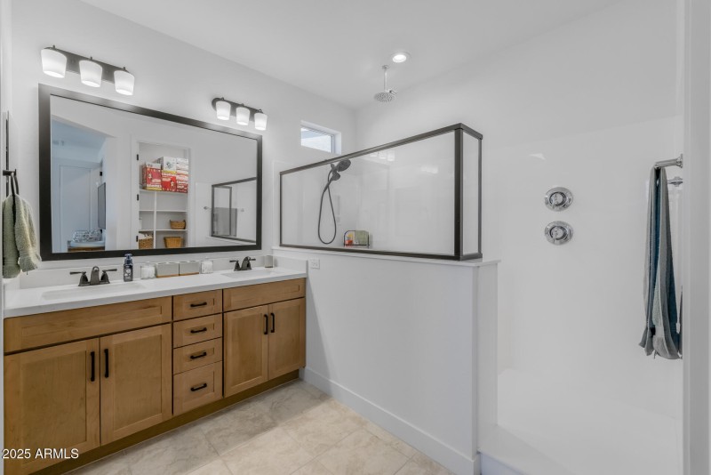 20)MASTER BATH
