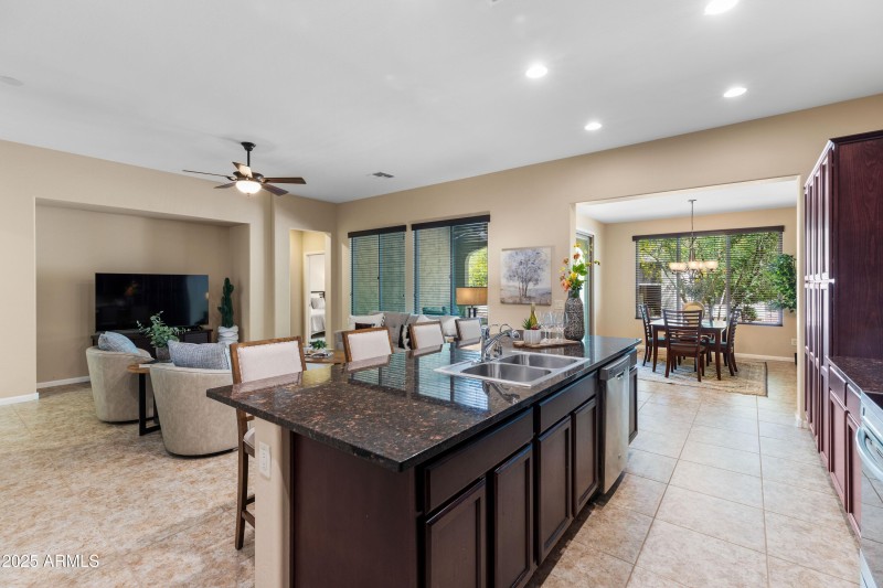 3969 N 163rd Ln Kitch din liv rm