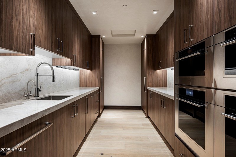 Scullery/overflow kitchen