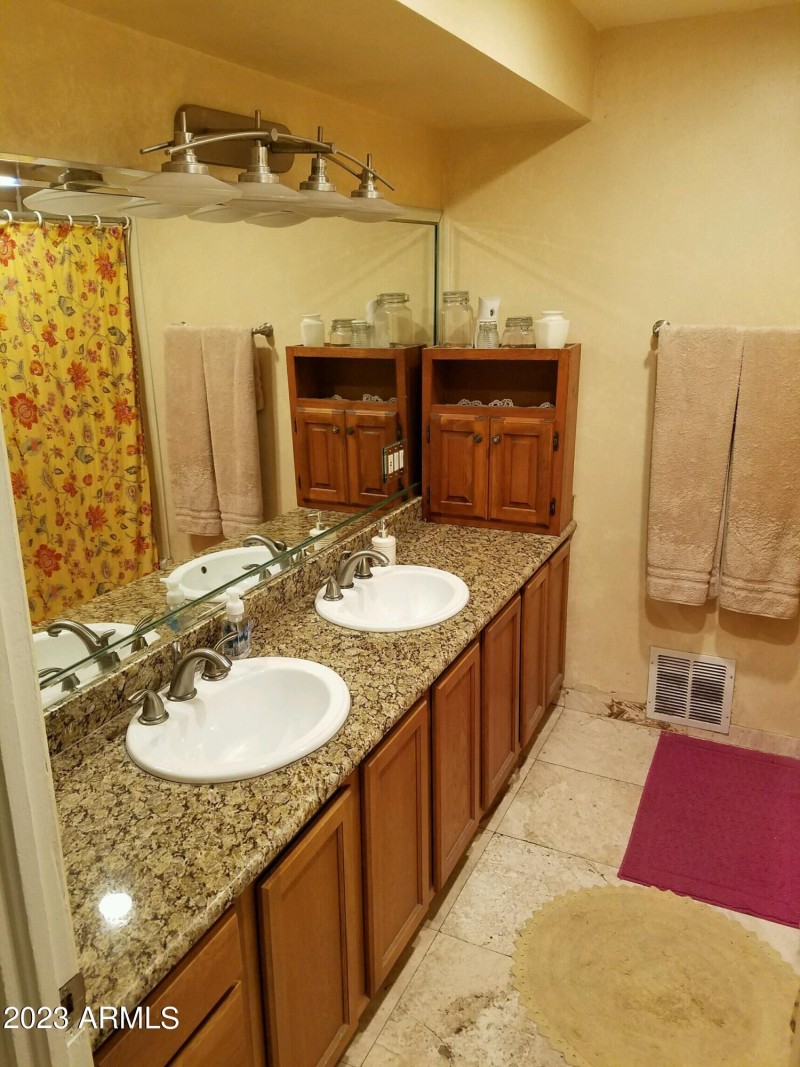 Main House Shared Bathroom