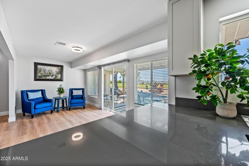 Kitchen to eat in area