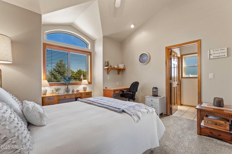 051_2705_w_creighton_dr-51_220