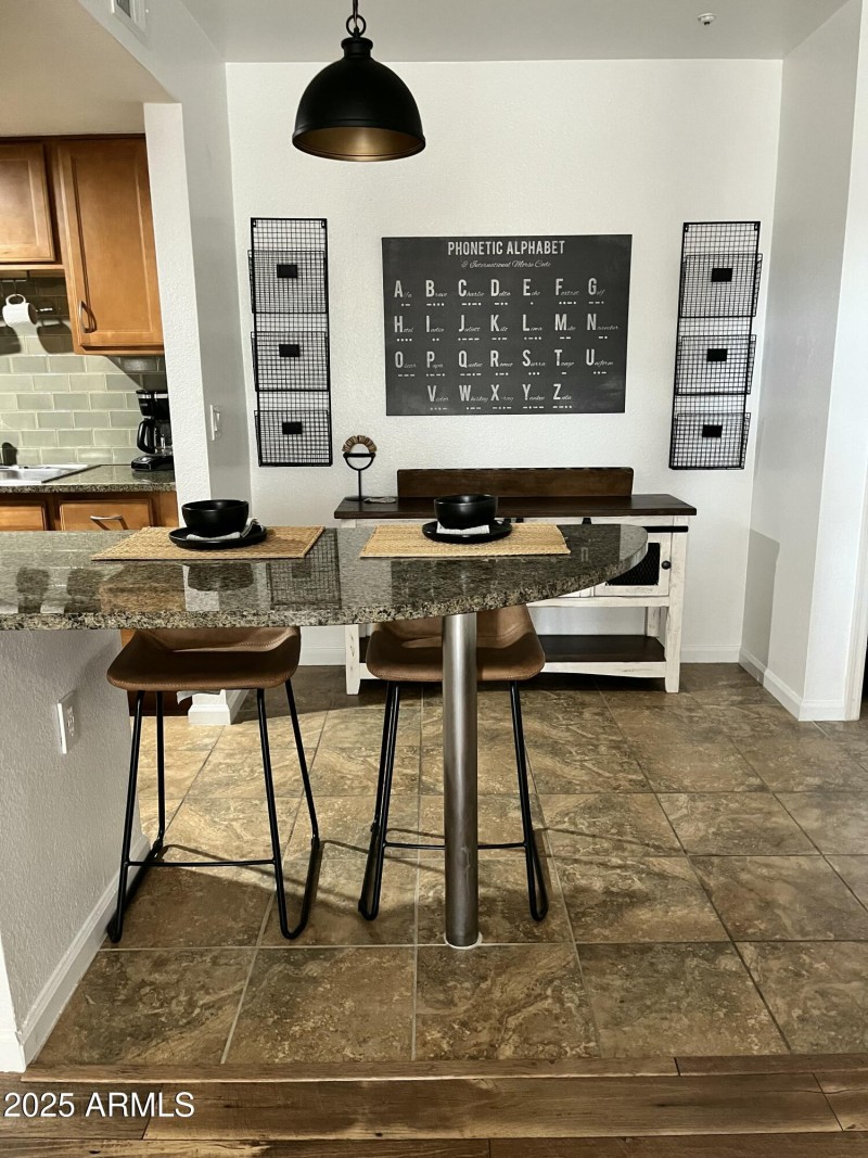 Kitchen : Brkfst Bar 03