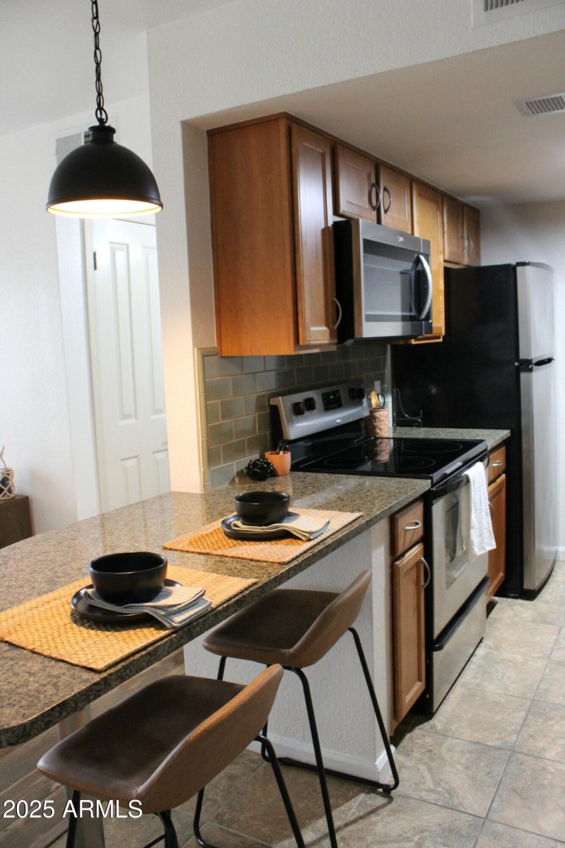 Kitchen : Brkfst Bar