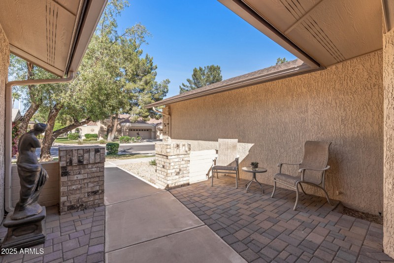 Front courtyard w/pavers