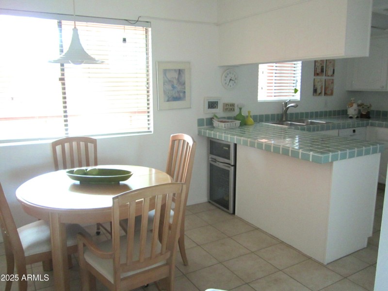 11 413 DINING & KITCHEN