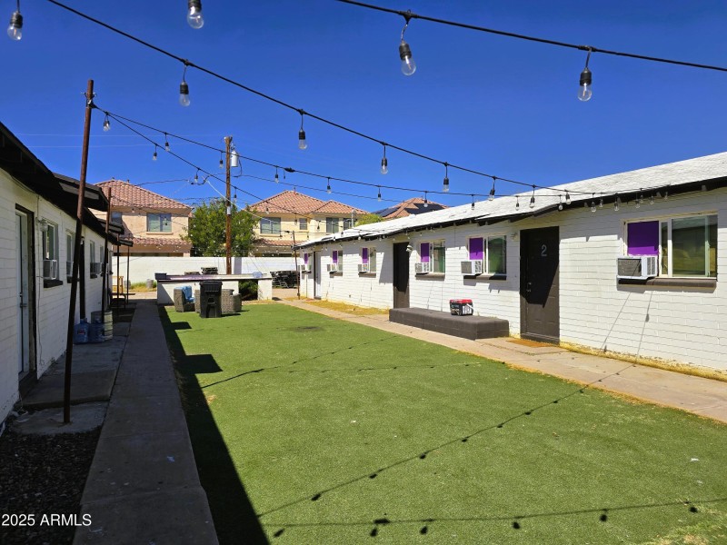 Side Yard View 1428 1424