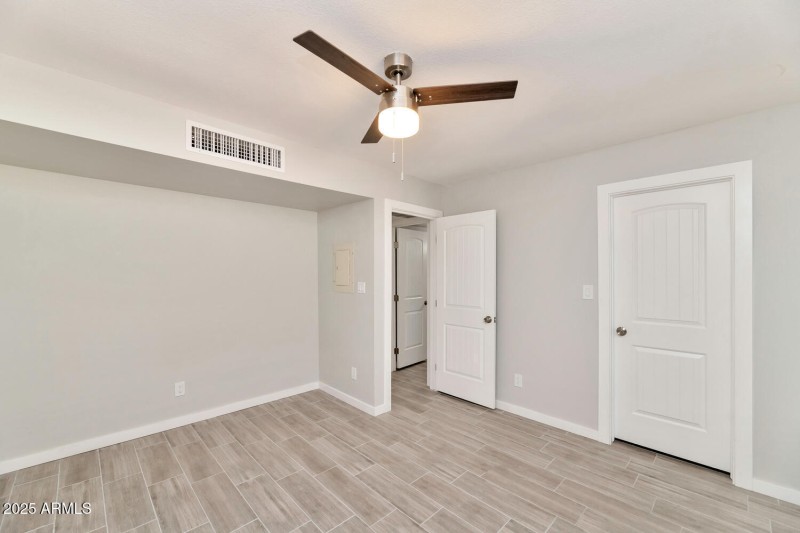 2122 W Augusta Ave-large-010-009-2122 W
