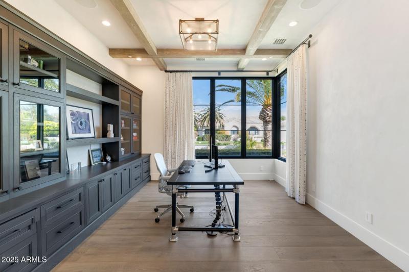 5353 E Sanna St-large-021-050-5353 E San