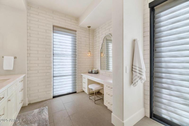 5353 E Sanna St-large-027-041-5353 E San