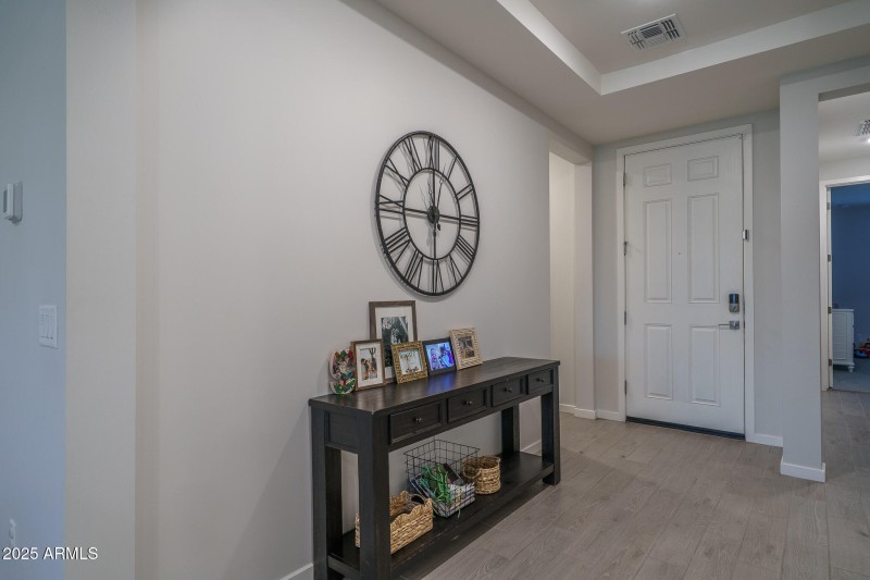 10) FOYER