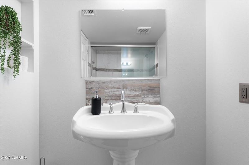 29-029-guest-bathroom