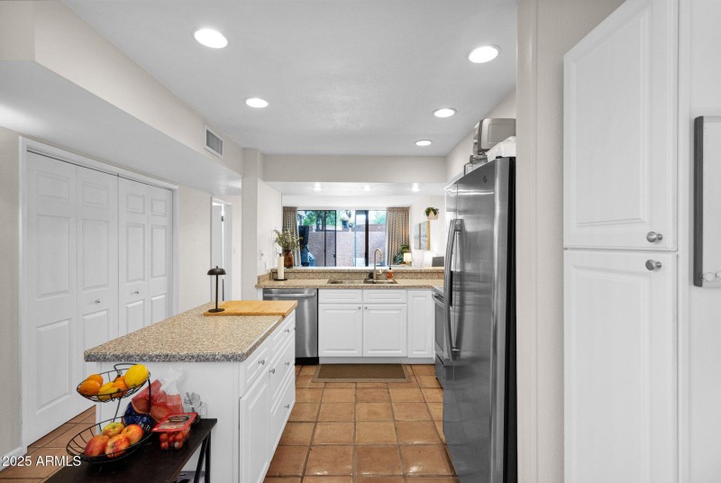 Kitchen w/Island