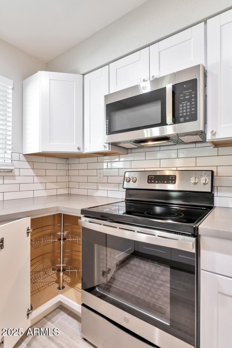 2122 W Augusta Ave-large-008-013-2122 W