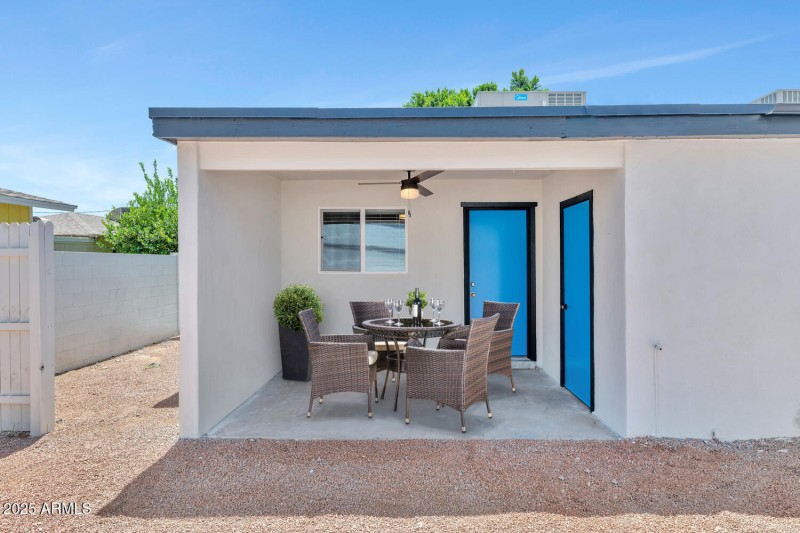 2122 W Augusta Ave-large-016-014-2122 W