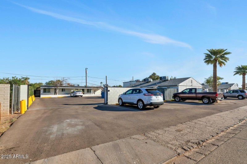 306 E Kinderman Dr-large-007-027-306 E K