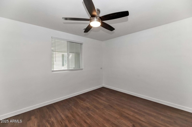 306 E Kinderman Dr-large-022-031-306 E K