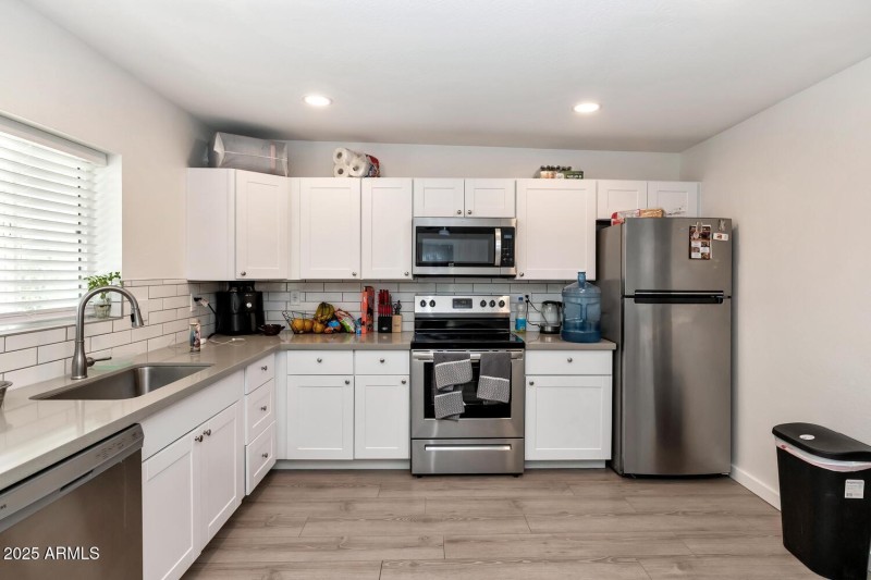 306 E Kinderman Dr-large-071-058-306 E K