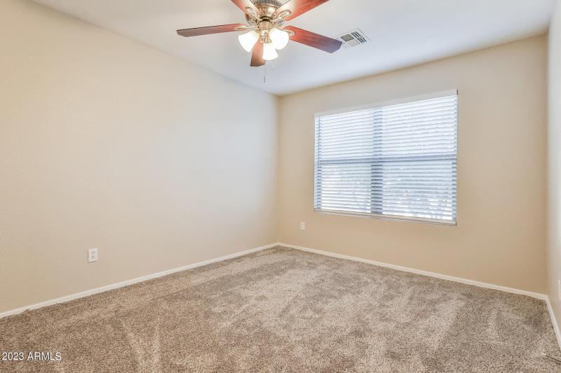 027-photo-bedroom-12053764