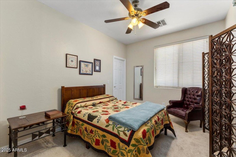 3rd bedroom w/walkin closet