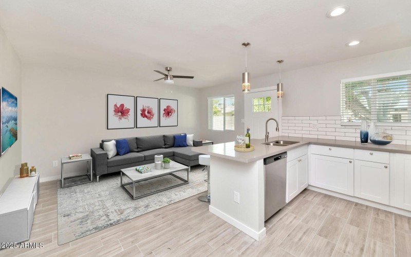 2122 W Augusta Ave-large-004-005-2122 W