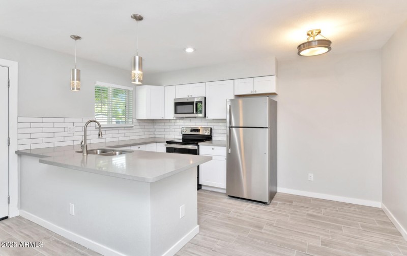 2122 W Augusta Ave-large-006-003-2122 W