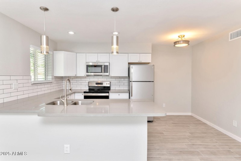 2122 W Augusta Ave-large-007-016-2122 W