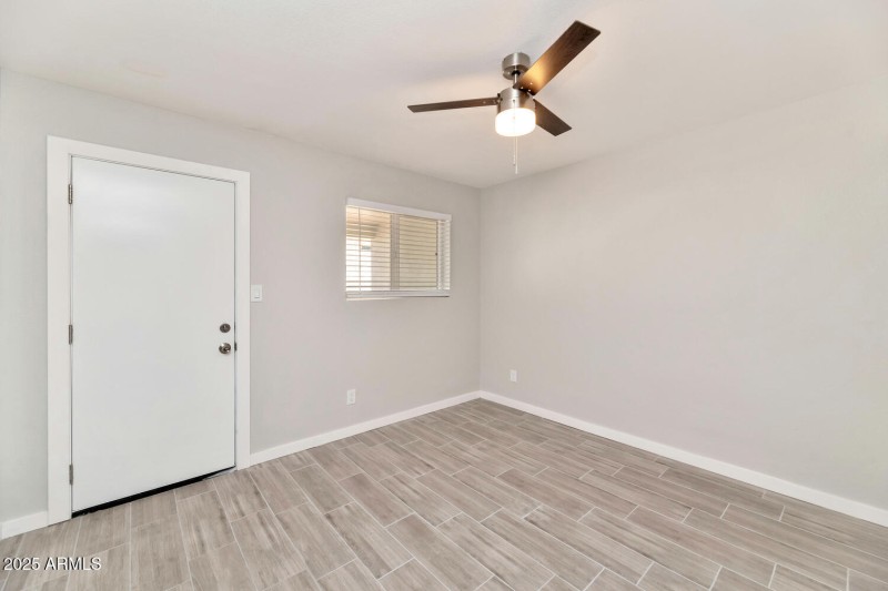2122 W Augusta Ave-large-009-008-2122 W