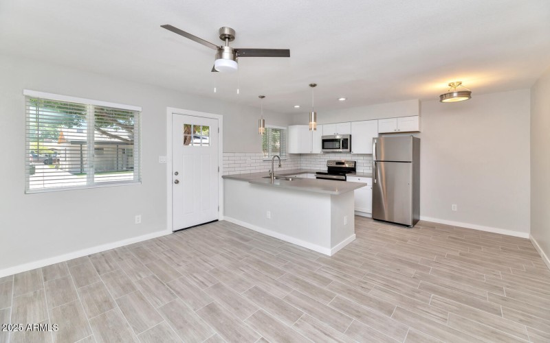 2122 W Augusta Ave-large-012-007-2122 W