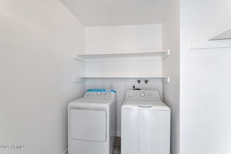 2122 W Augusta Ave-large-015-012-2122 W