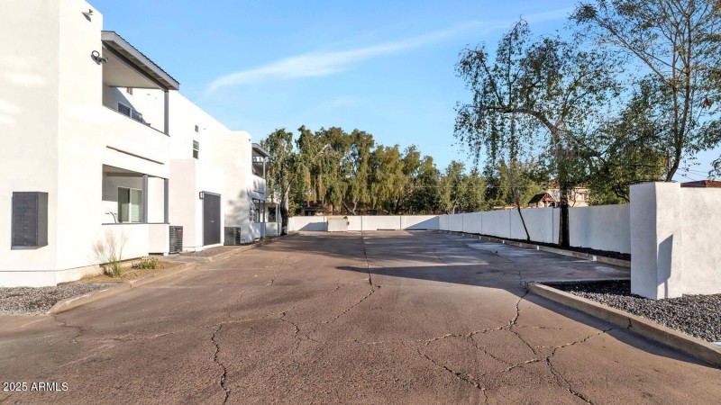 7602 E Polk St-large-006-005-7602 E Polk