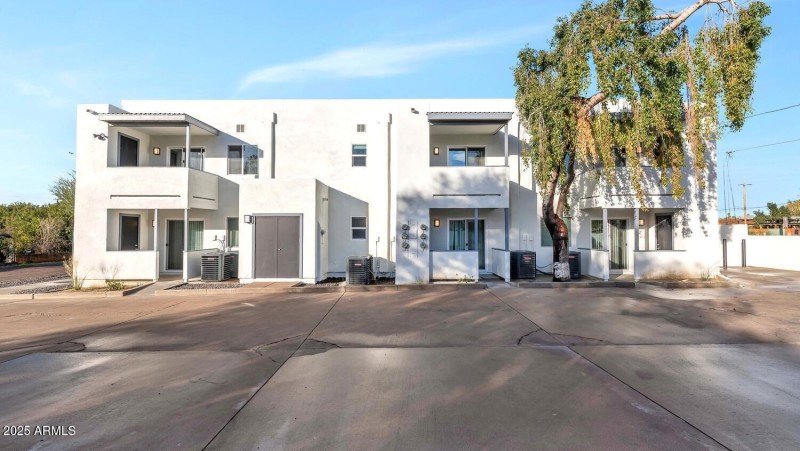 7602 E Polk St-large-007-004-7602 E Polk