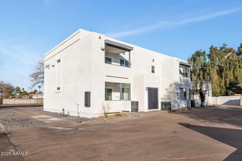 7602 E Polk St-large-008-022-7602 E Polk