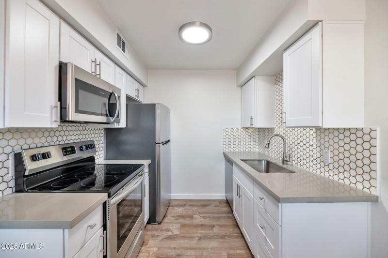 7602 E Polk St-large-012-019-Unit 101-15